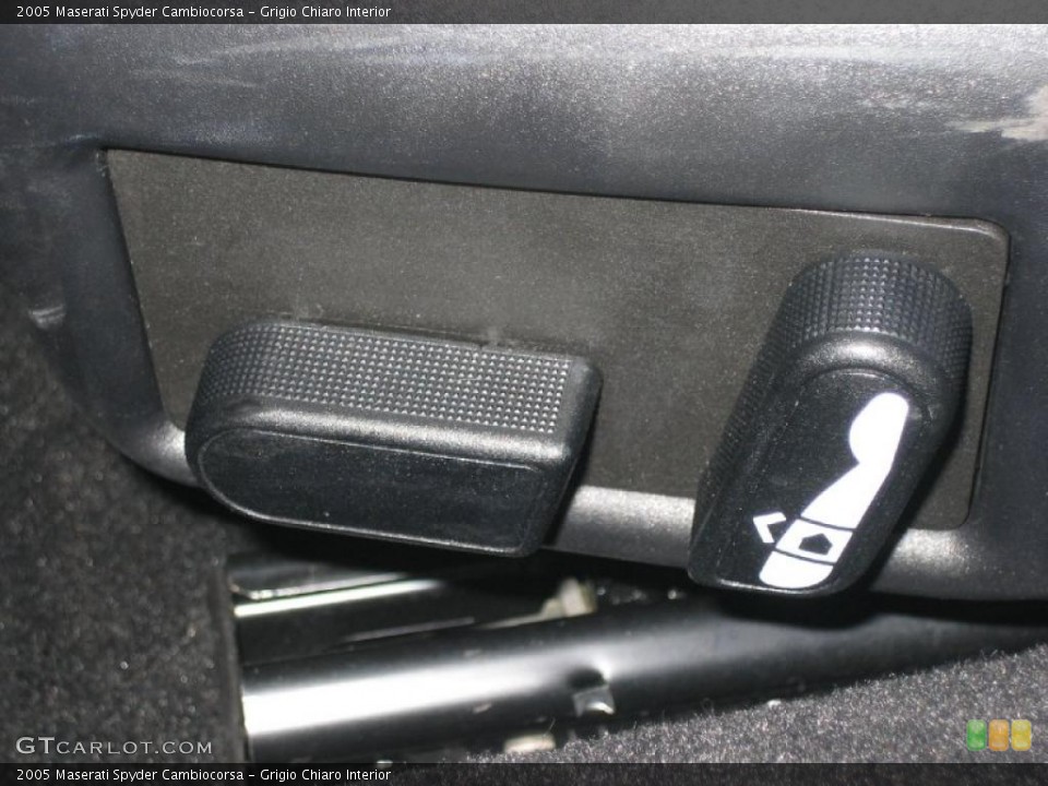 Grigio Chiaro Interior Controls for the 2005 Maserati Spyder Cambiocorsa #39449574
