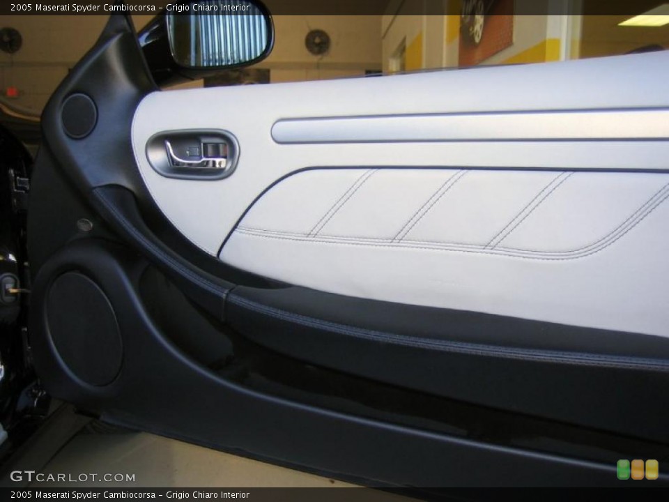 Grigio Chiaro Interior Door Panel for the 2005 Maserati Spyder Cambiocorsa #39449606