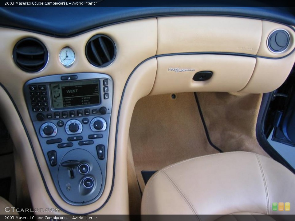 Avorio Interior Dashboard for the 2003 Maserati Coupe Cambiocorsa #39463866
