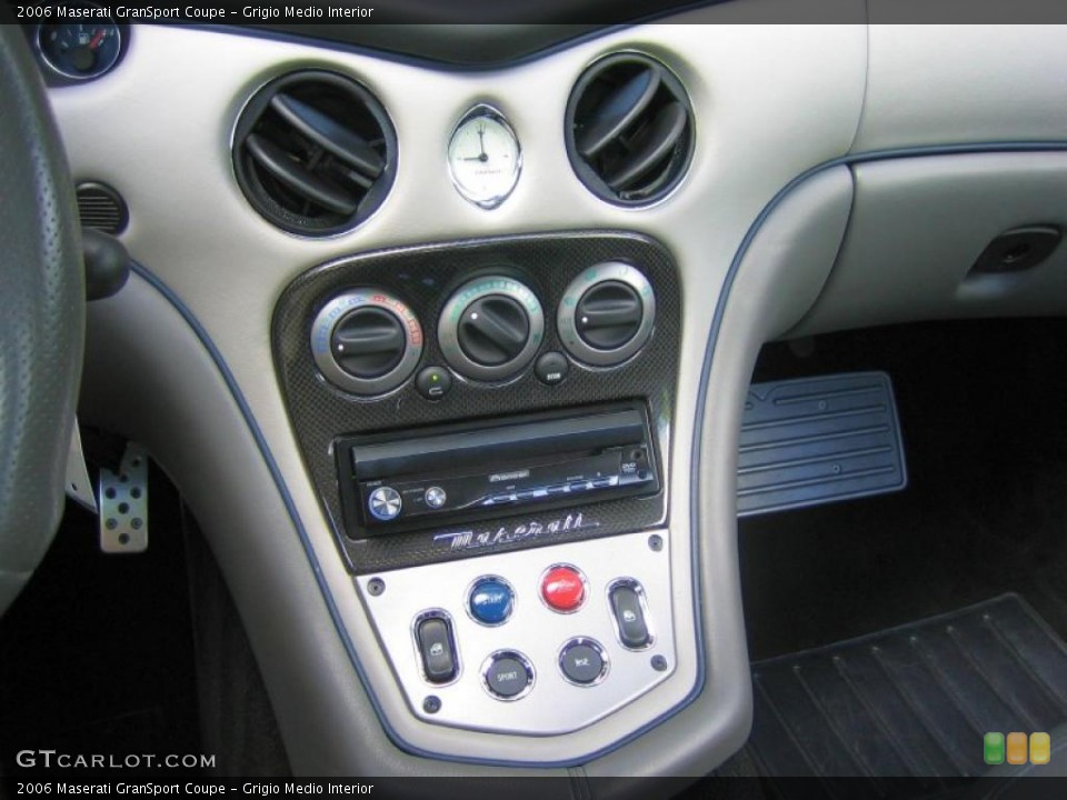 Grigio Medio Interior Controls for the 2006 Maserati GranSport Coupe #39465474