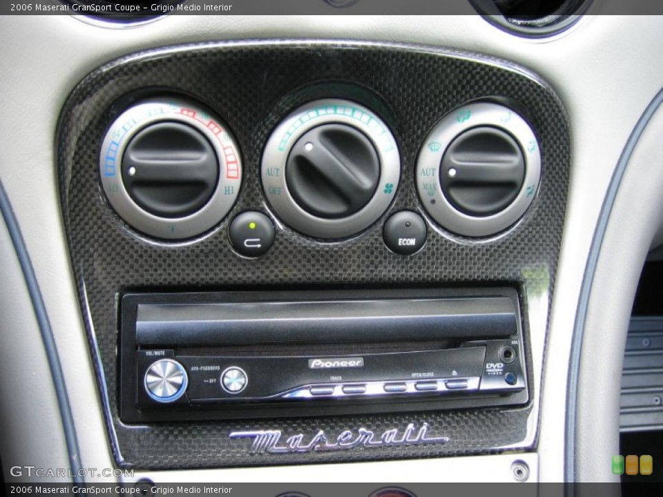 Grigio Medio Interior Controls for the 2006 Maserati GranSport Coupe #39465490