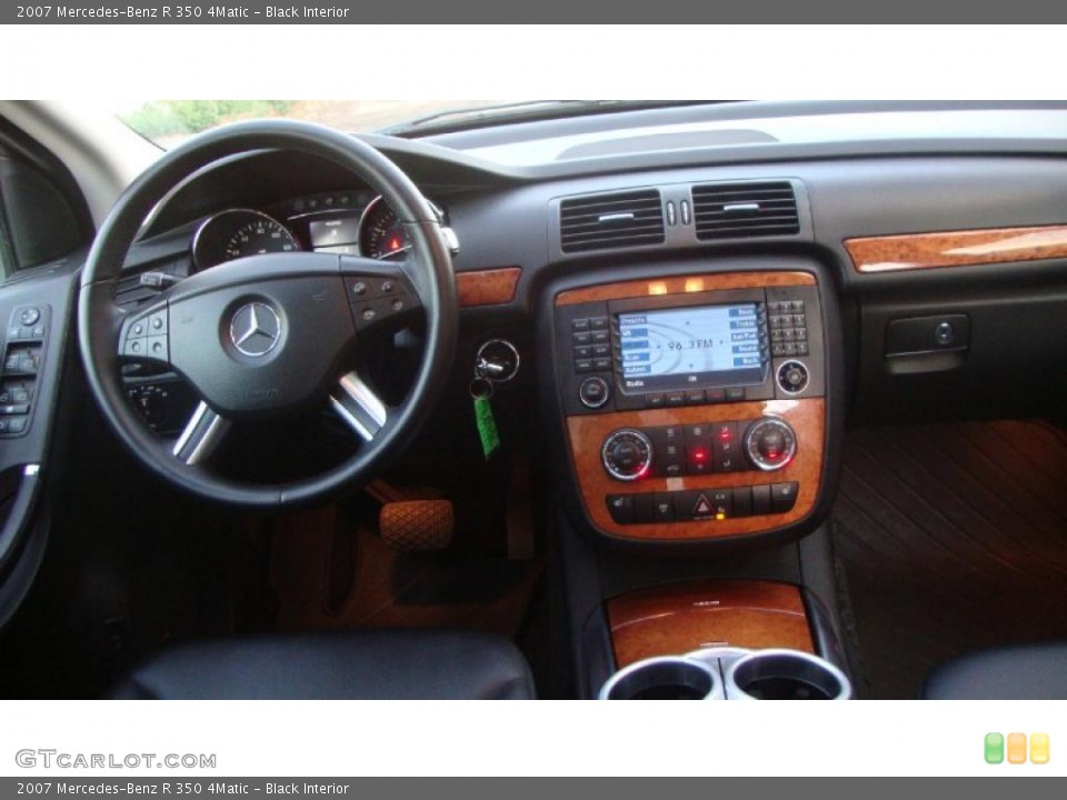 Black Interior Dashboard for the 2007 Mercedes-Benz R 350 4Matic #39509788