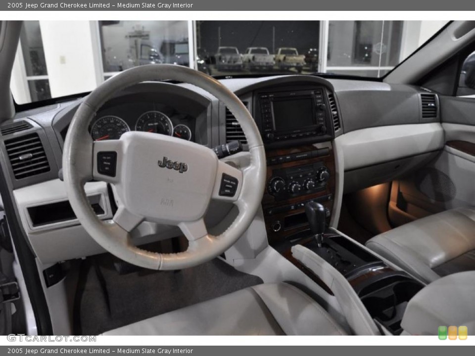 Medium Slate Gray Interior Photo for the 2005 Jeep Grand Cherokee Limited #39510380