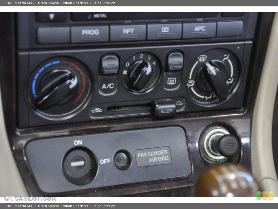 Beige Interior Controls for the 2000 Mazda MX-5 Miata Special Edition Roadster #39511780