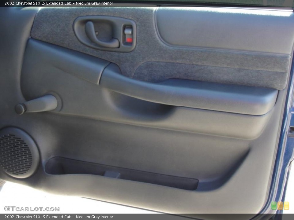 Medium Gray Interior Door Panel for the 2002 Chevrolet S10 LS Extended Cab #39513360