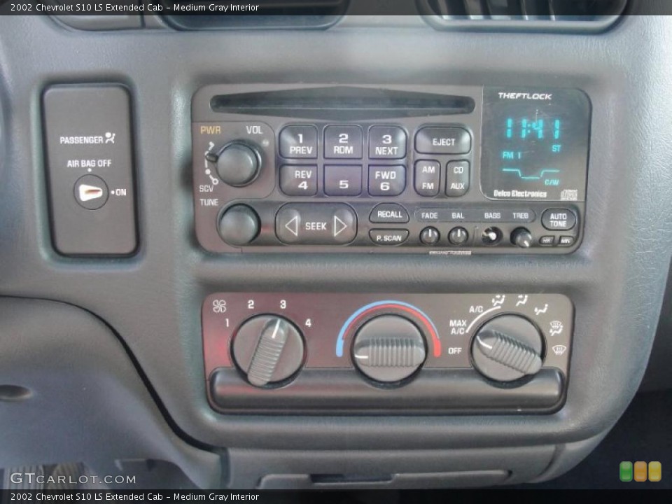 Medium Gray Interior Controls for the 2002 Chevrolet S10 LS Extended Cab #39513632