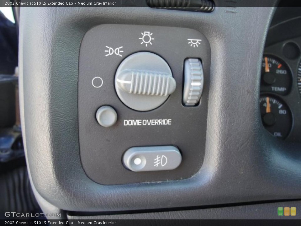 Medium Gray Interior Controls for the 2002 Chevrolet S10 LS Extended Cab #39513720