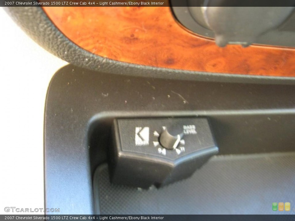 Light Cashmere/Ebony Black Interior Controls for the 2007 Chevrolet Silverado 1500 LTZ Crew Cab 4x4 #39573311
