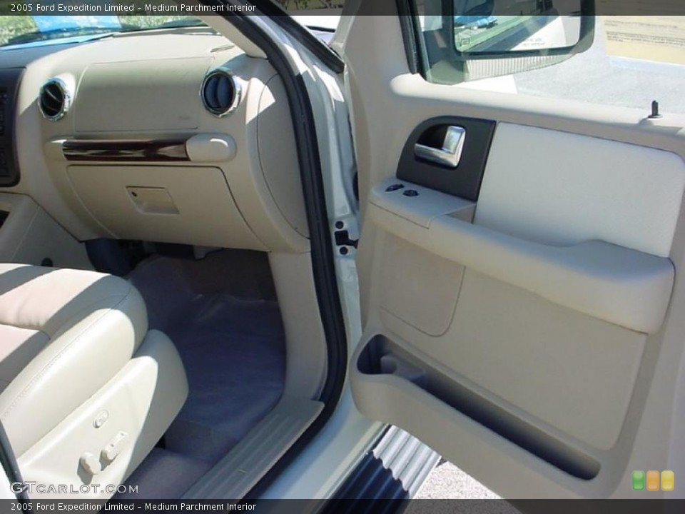 Medium Parchment Interior Photo for the 2005 Ford Expedition Limited #39671923