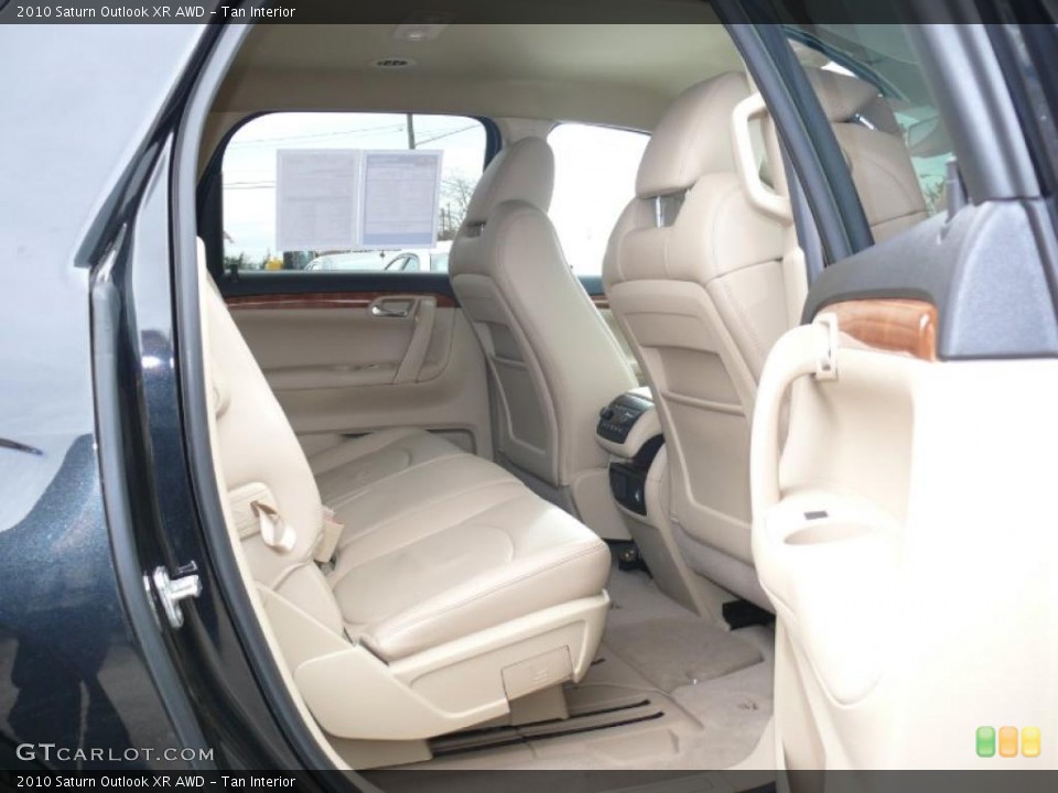 Tan Interior Photo for the 2010 Saturn Outlook XR AWD #39680067