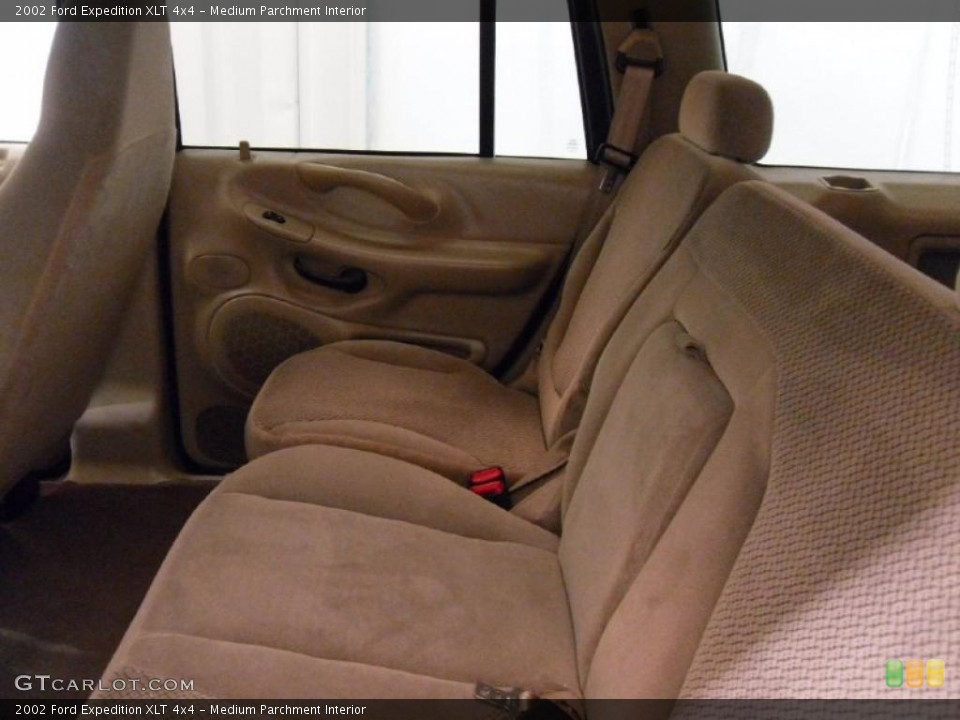Medium Parchment Interior Photo for the 2002 Ford Expedition XLT 4x4 #39693671