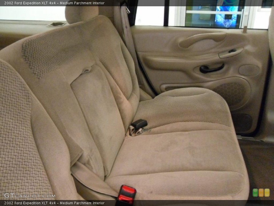Medium Parchment Interior Photo for the 2002 Ford Expedition XLT 4x4 #39693735