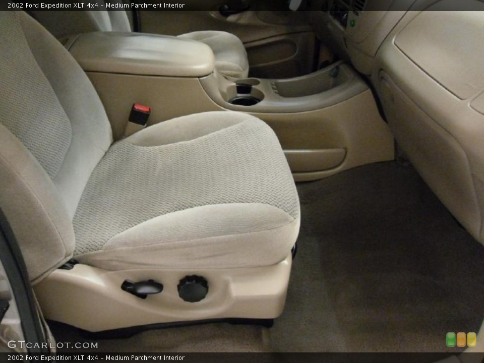 Medium Parchment Interior Photo for the 2002 Ford Expedition XLT 4x4 #39693759