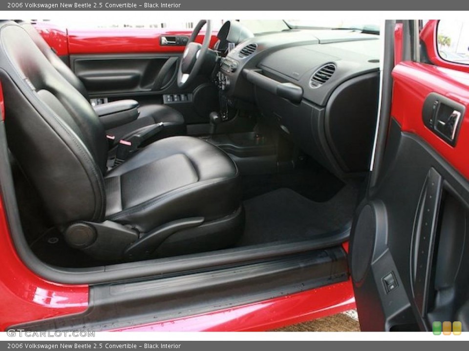 Black Interior Photo for the 2006 Volkswagen New Beetle 2.5 Convertible #39738581