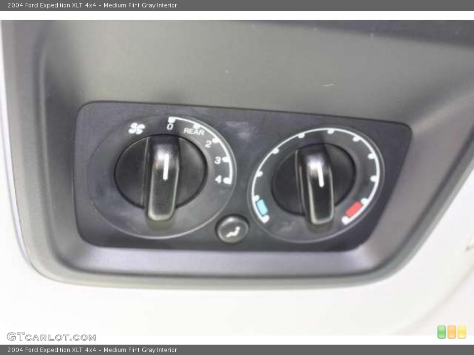 Medium Flint Gray Interior Controls for the 2004 Ford Expedition XLT 4x4 #39745234
