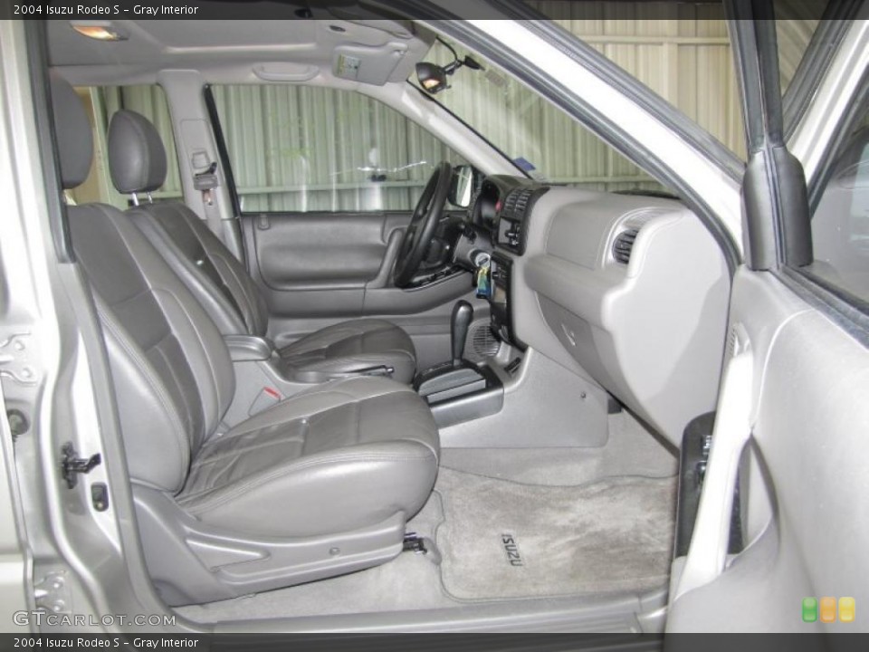 Gray Interior Photo for the 2004 Isuzu Rodeo S #39782320