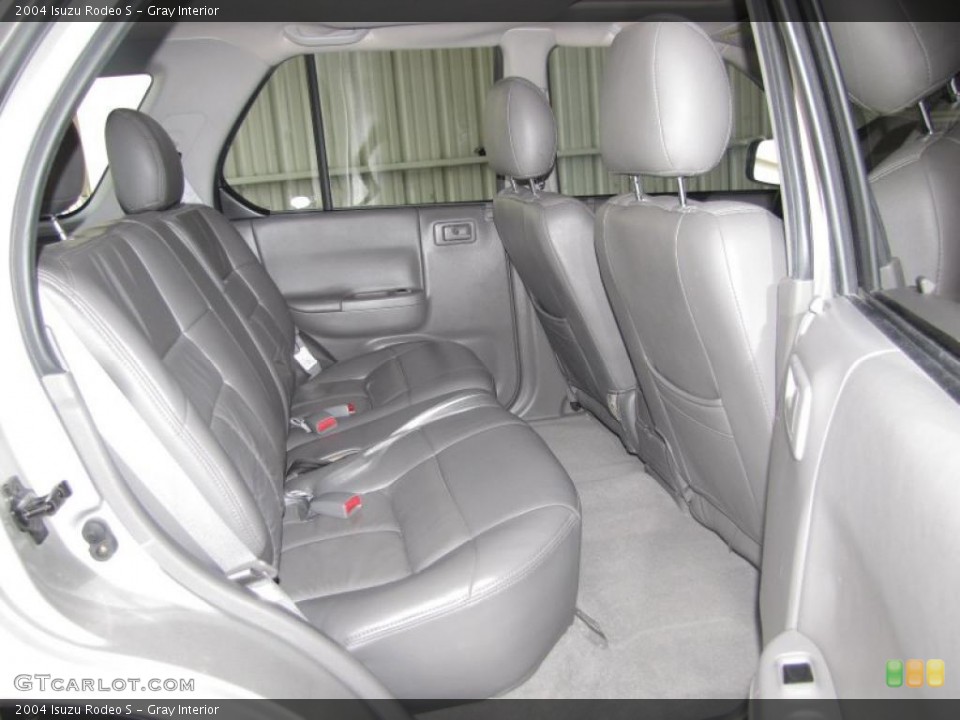Gray Interior Photo for the 2004 Isuzu Rodeo S #39782338