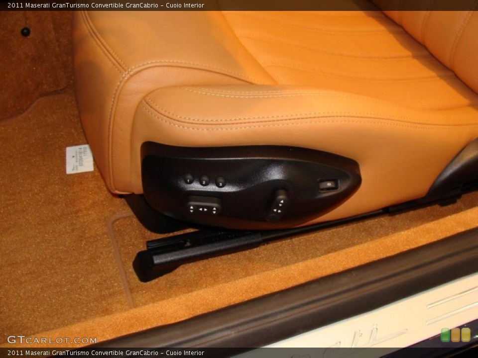Cuoio Interior Controls for the 2011 Maserati GranTurismo Convertible GranCabrio #39786486