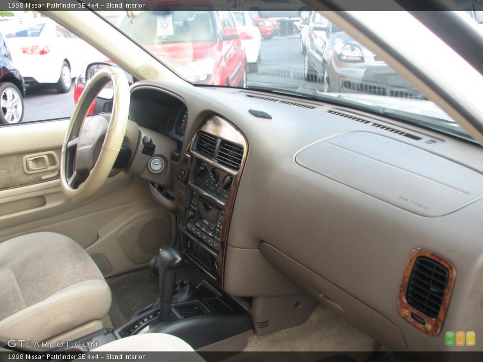 Blond Interior Photo for the 1998 Nissan Pathfinder SE 4x4 #39839117