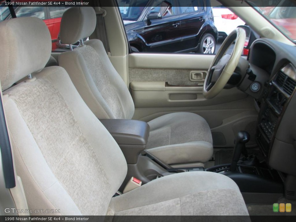 Blond Interior Photo for the 1998 Nissan Pathfinder SE 4x4 #39839149