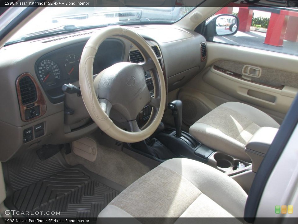 Blond Interior Photo for the 1998 Nissan Pathfinder SE 4x4 #39839325