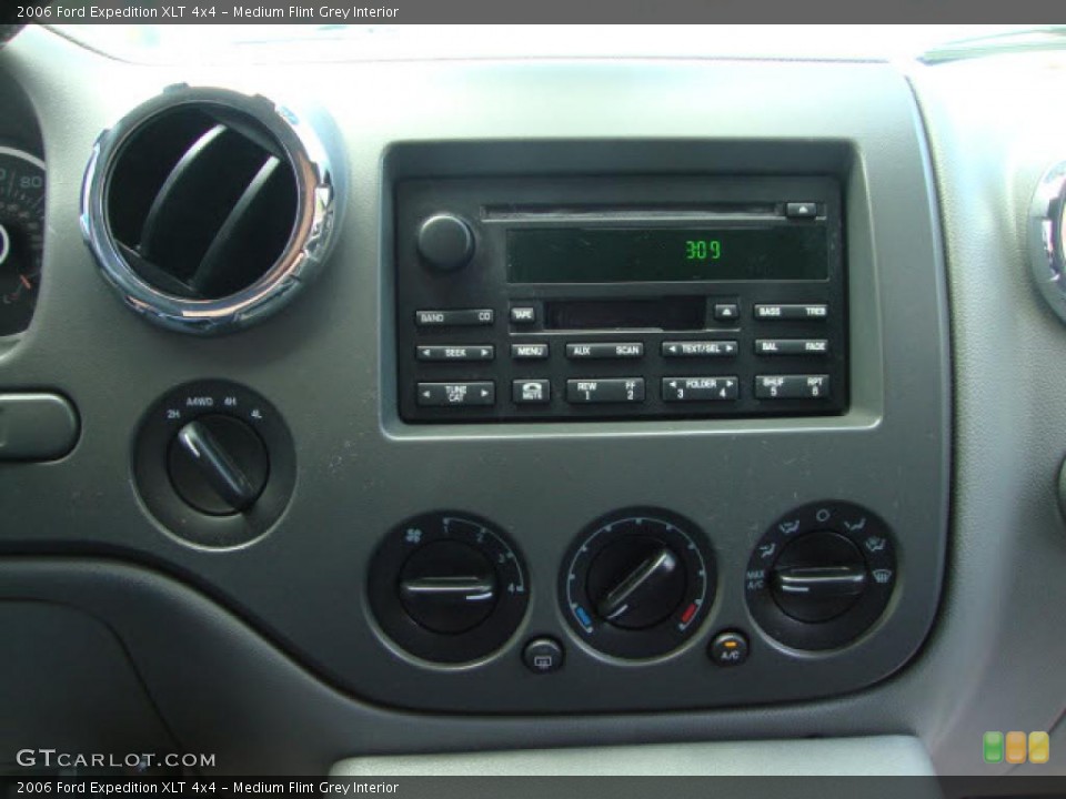 Medium Flint Grey Interior Controls for the 2006 Ford Expedition XLT 4x4 #39872860