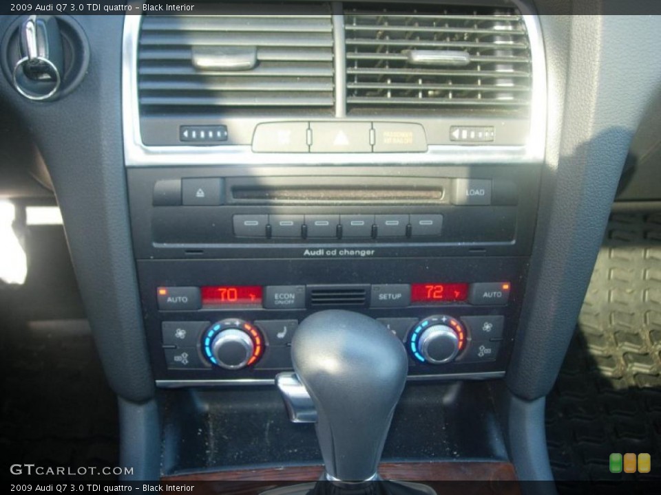 Black Interior Controls for the 2009 Audi Q7 3.0 TDI quattro #39880651