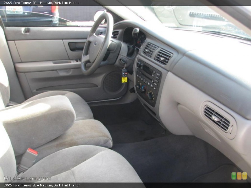 Medium/Dark Flint Interior Dashboard for the 2005 Ford Taurus SE #39881703