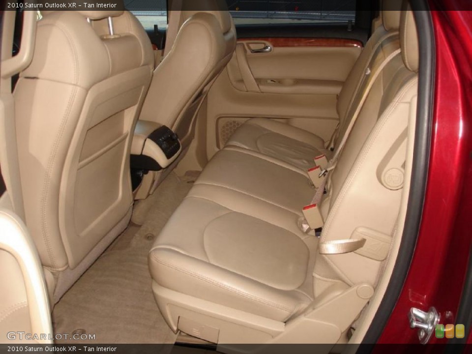 Tan Interior Photo for the 2010 Saturn Outlook XR #39897959