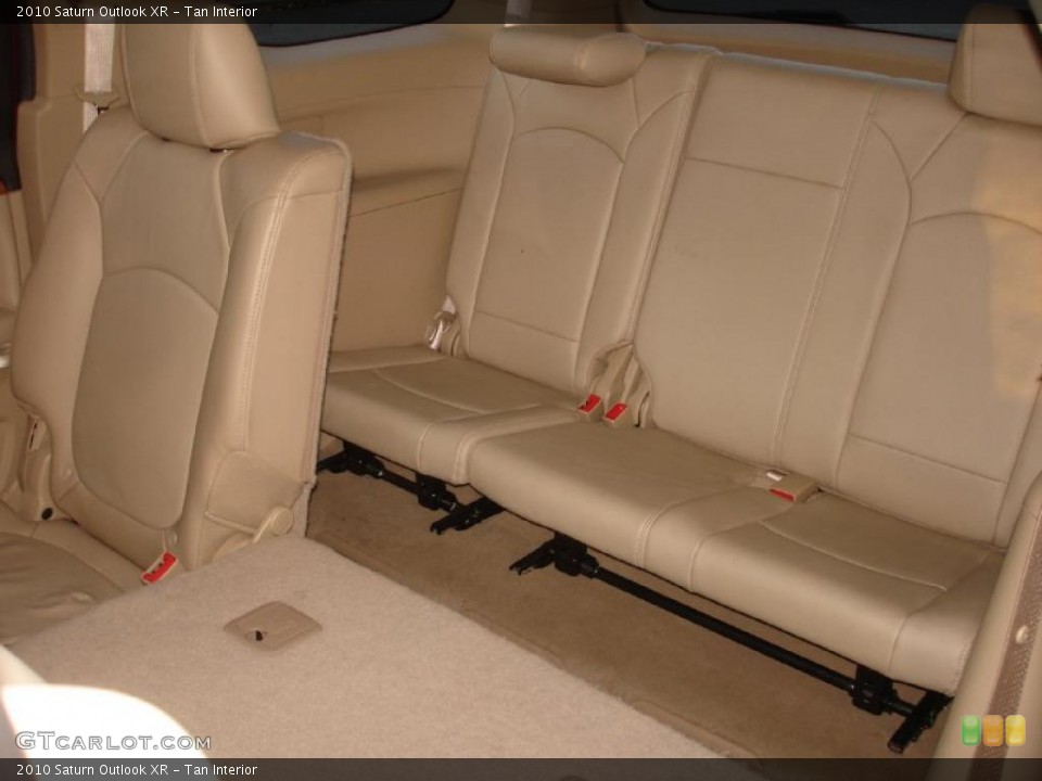 Tan Interior Photo for the 2010 Saturn Outlook XR #39897991