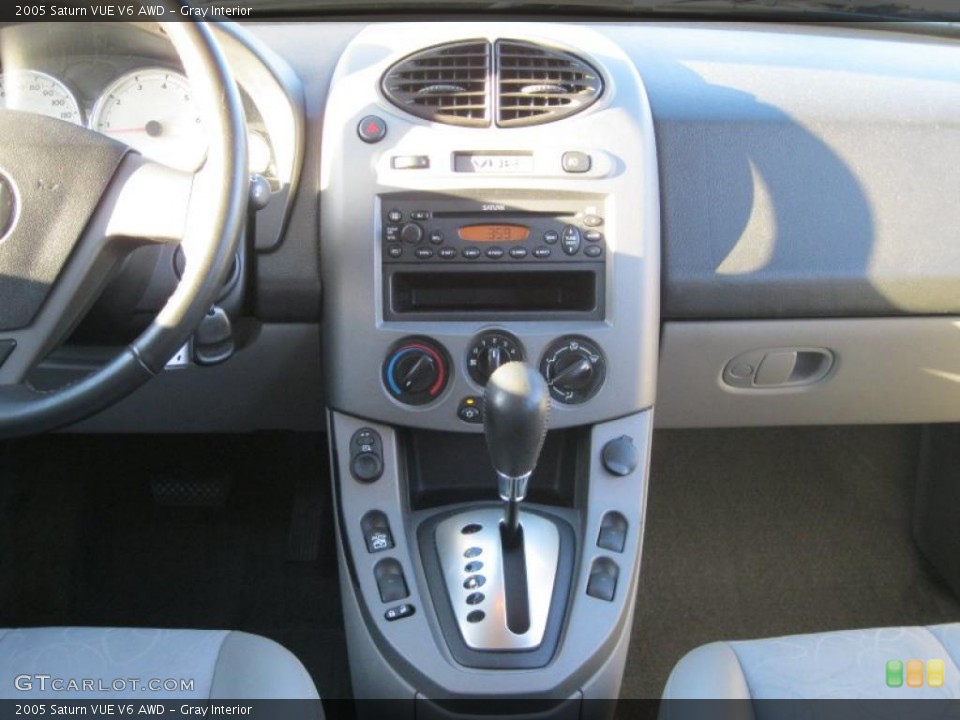 Gray Interior Controls for the 2005 Saturn VUE V6 AWD #39908471
