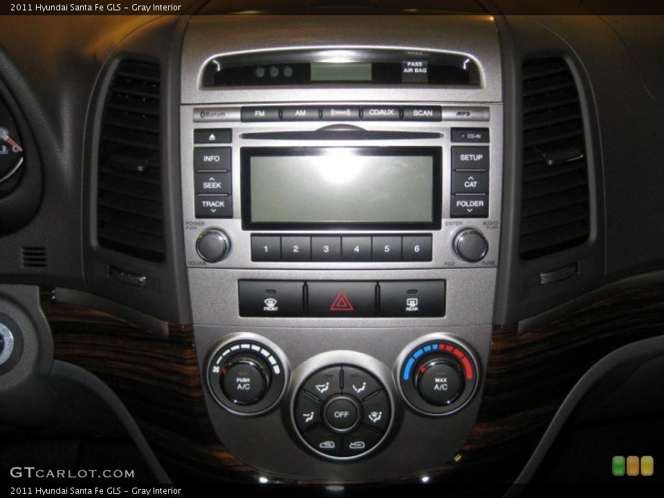 Gray Interior Controls for the 2011 Hyundai Santa Fe GLS #39939356