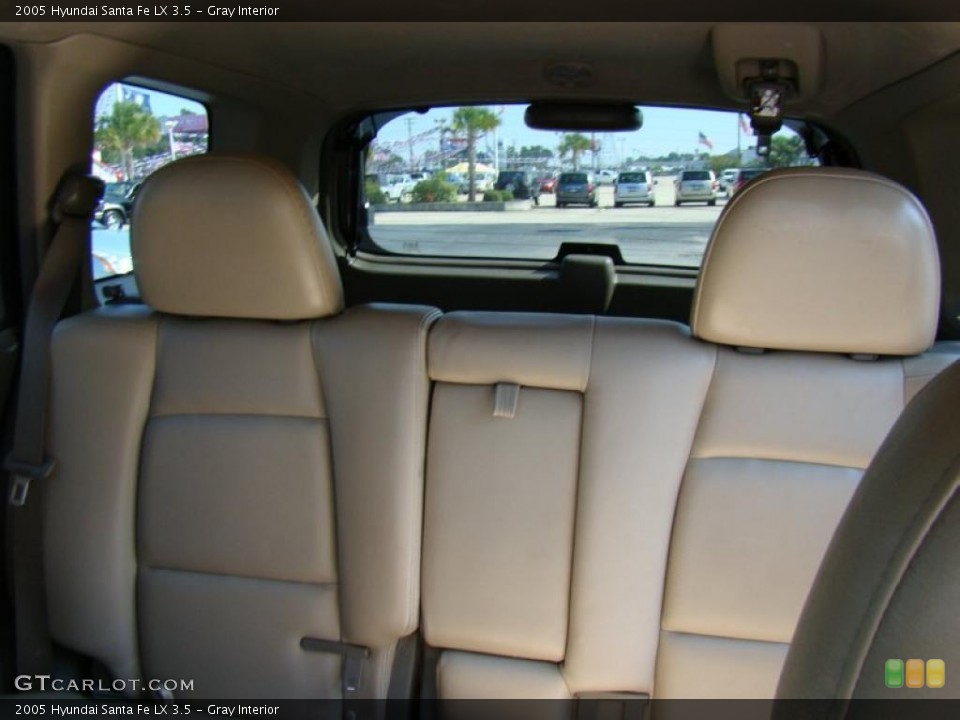 Gray Interior Photo for the 2005 Hyundai Santa Fe LX 3.5 #39947310