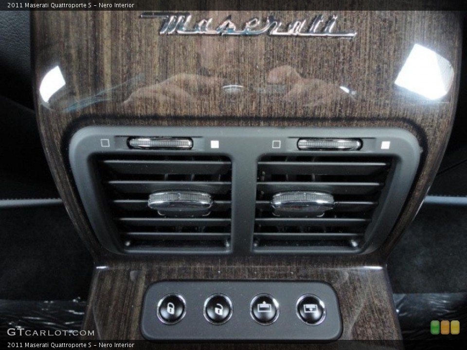 Nero Interior Controls for the 2011 Maserati Quattroporte S #39949002