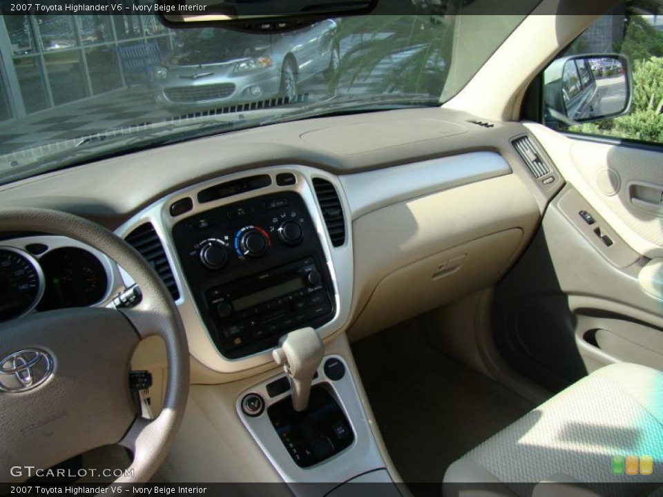 Ivory Beige Interior Photo for the 2007 Toyota Highlander V6 #39962766