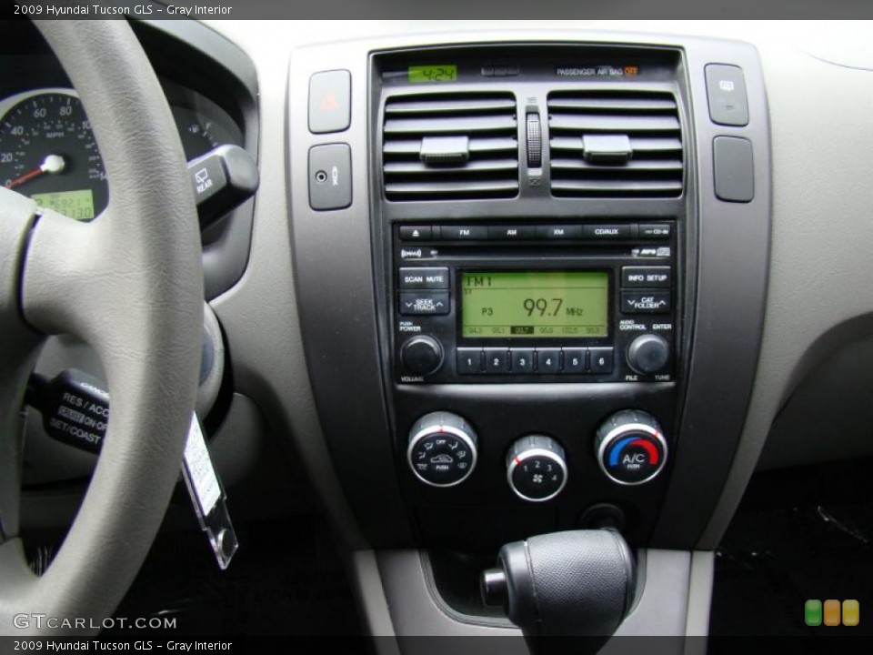 Gray Interior Controls for the 2009 Hyundai Tucson GLS #39964622
