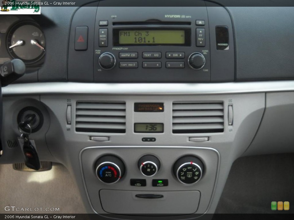 Gray Interior Controls for the 2006 Hyundai Sonata GL #39987832