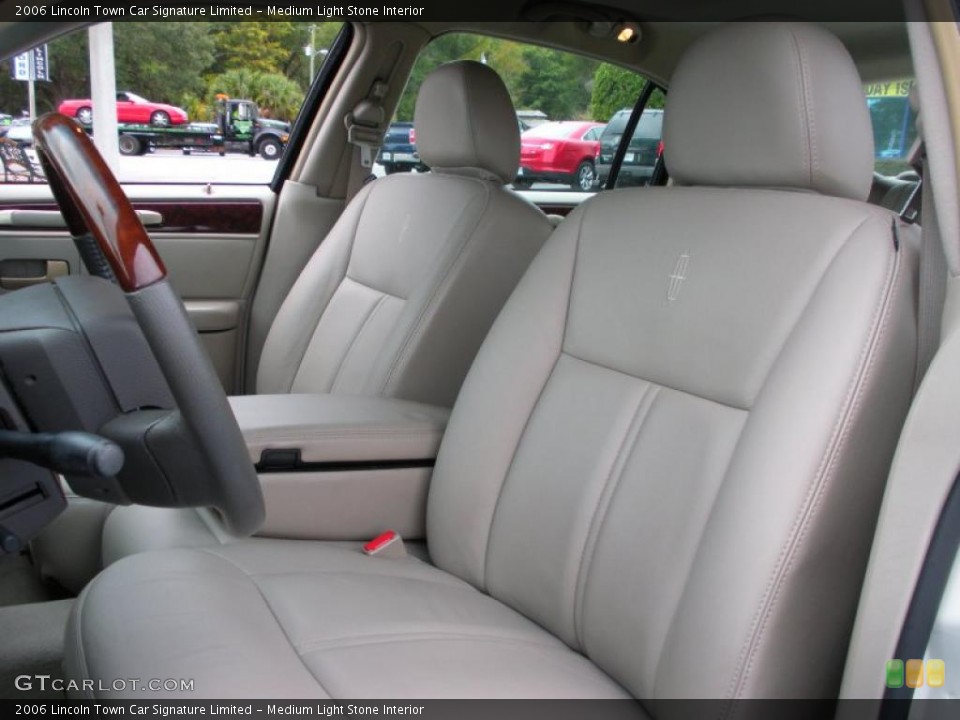 Medium Light Stone Interior Photo for the 2006 Lincoln Town Car Signature Limited #40019230