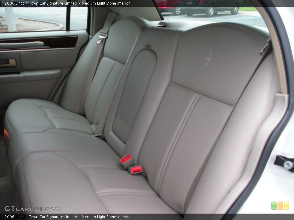 Medium Light Stone Interior Photo for the 2006 Lincoln Town Car Signature Limited #40019262