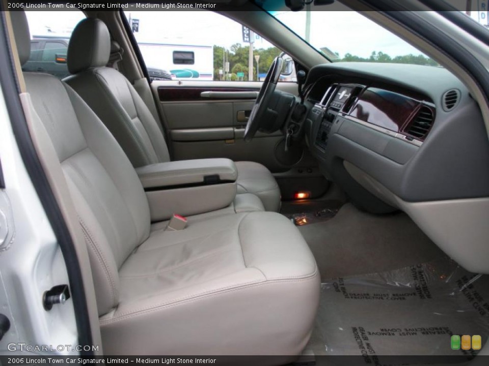 Medium Light Stone Interior Photo for the 2006 Lincoln Town Car Signature Limited #40019278