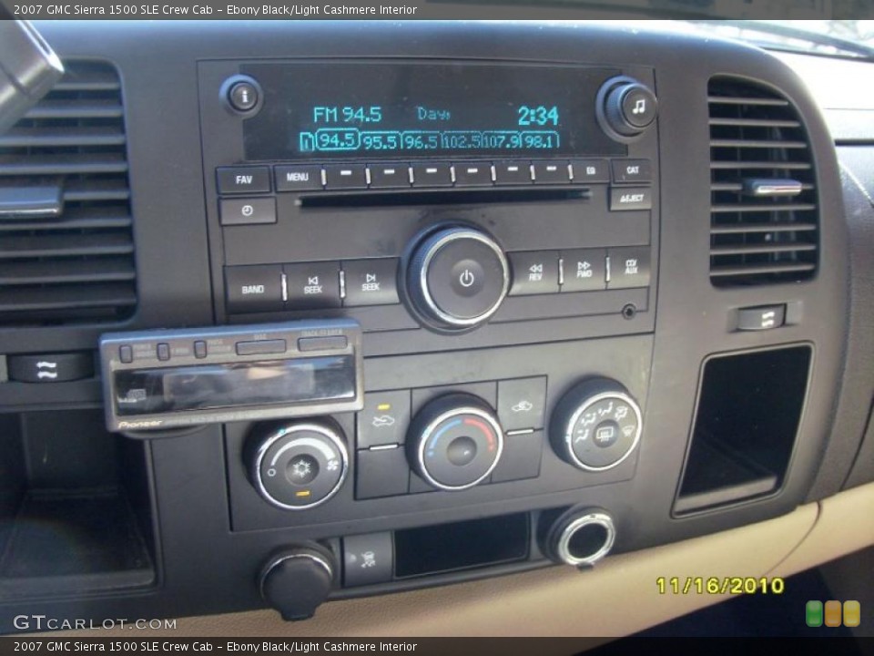 Ebony Black/Light Cashmere Interior Controls for the 2007 GMC Sierra 1500 SLE Crew Cab #40042886