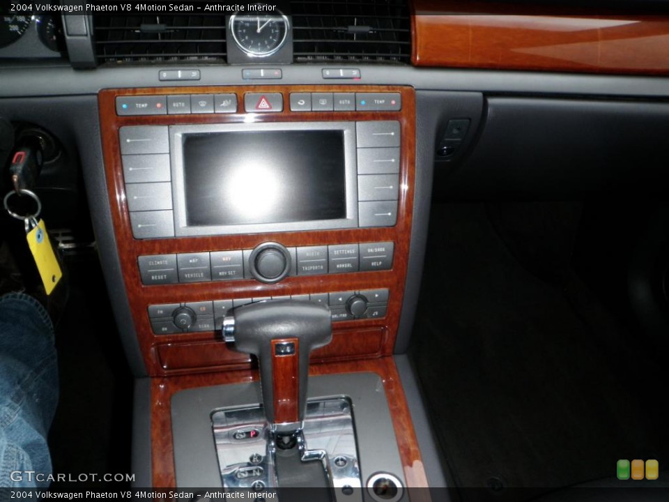 Anthracite Interior Controls for the 2004 Volkswagen Phaeton V8 4Motion Sedan #40045598