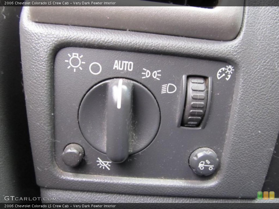 Very Dark Pewter Interior Controls for the 2006 Chevrolet Colorado LS Crew Cab #40071915