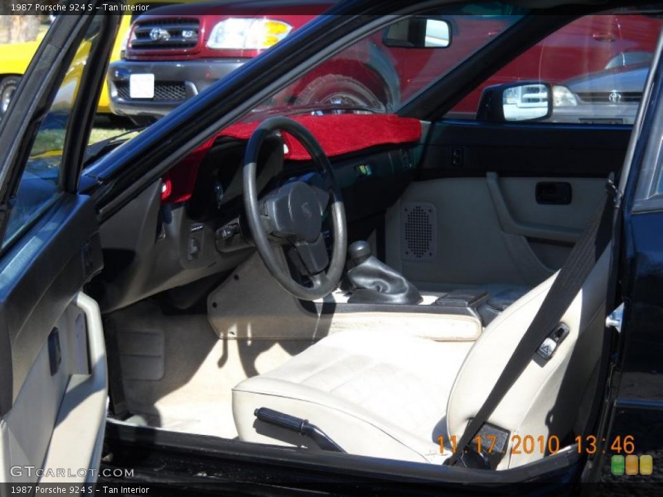 Tan Interior Photo for the 1987 Porsche 924 S #40112631
