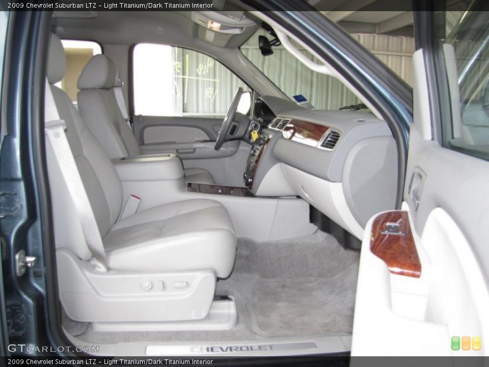 Light Titanium/Dark Titanium Interior Photo for the 2009 Chevrolet Suburban LTZ #40199296
