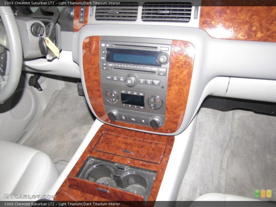 Light Titanium/Dark Titanium Interior Controls for the 2009 Chevrolet Suburban LTZ #40199404