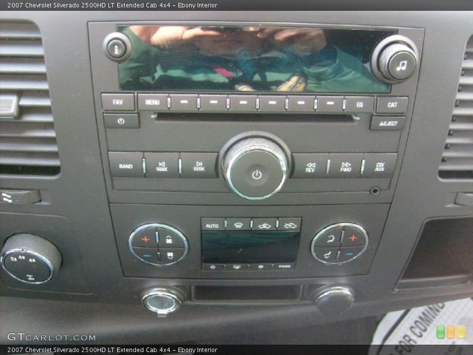 Ebony Interior Controls for the 2007 Chevrolet Silverado 2500HD LT Extended Cab 4x4 #40255994