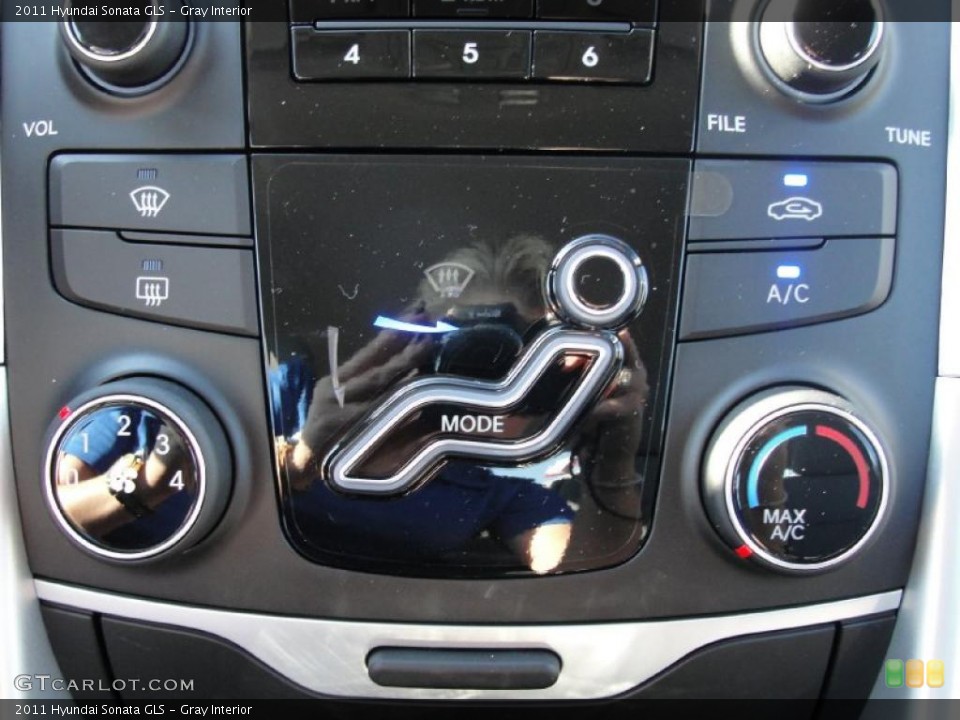 Gray Interior Controls for the 2011 Hyundai Sonata GLS #40306928