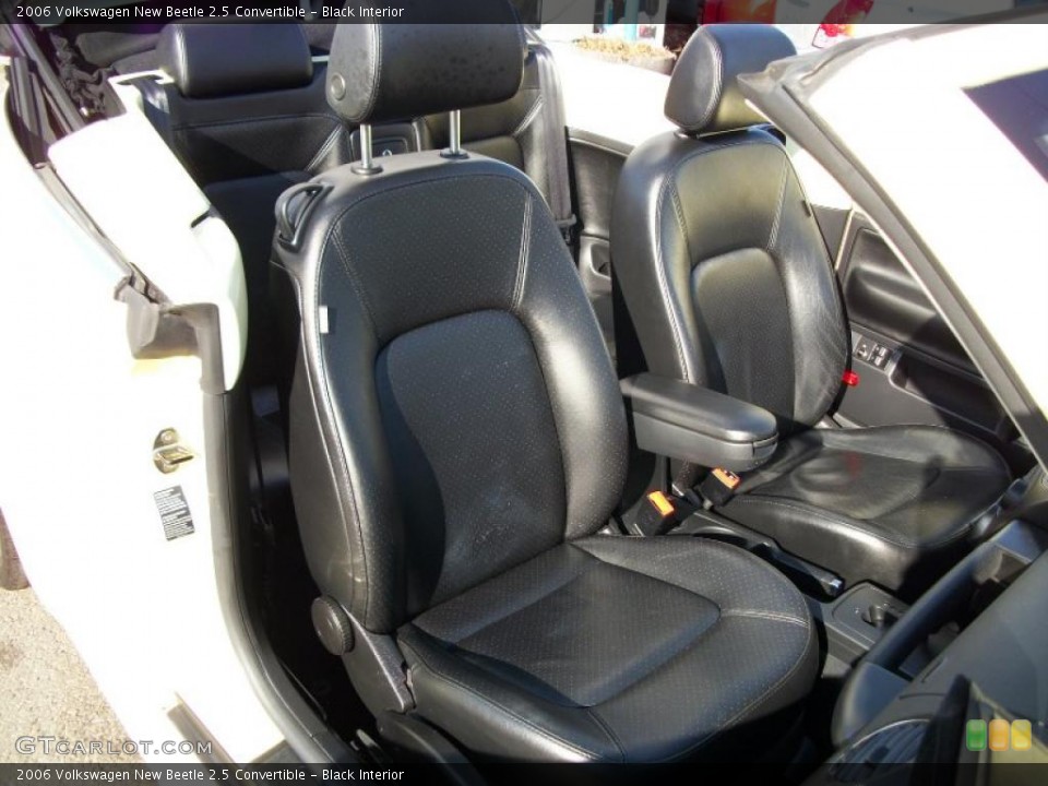 Black Interior Photo for the 2006 Volkswagen New Beetle 2.5 Convertible #40326044
