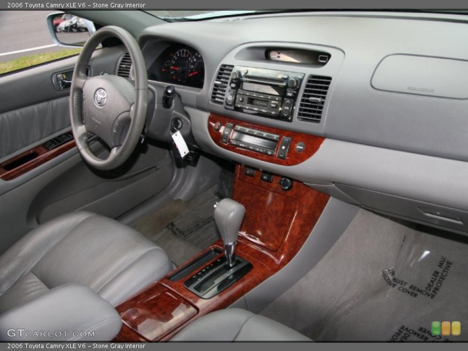 Stone Gray Interior Photo for the 2006 Toyota Camry XLE V6 #40326412